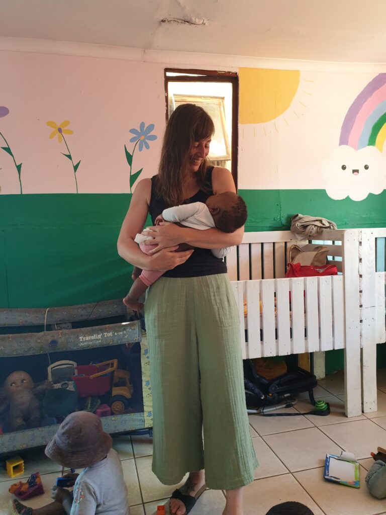 Schlafen4 Romina wiegt ein Baby in den Schlaf