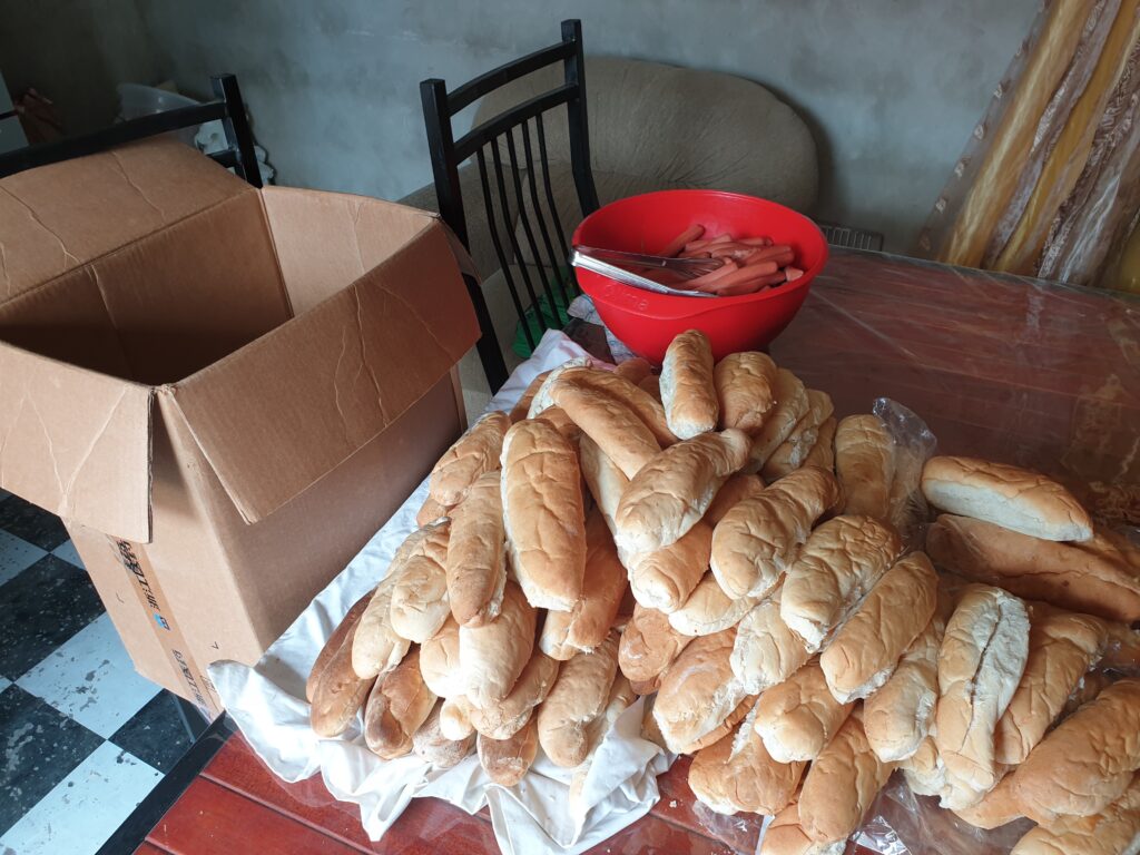 Weihnachten7 Hotdogs werden für das Weihnachtsessen vorbereitet
